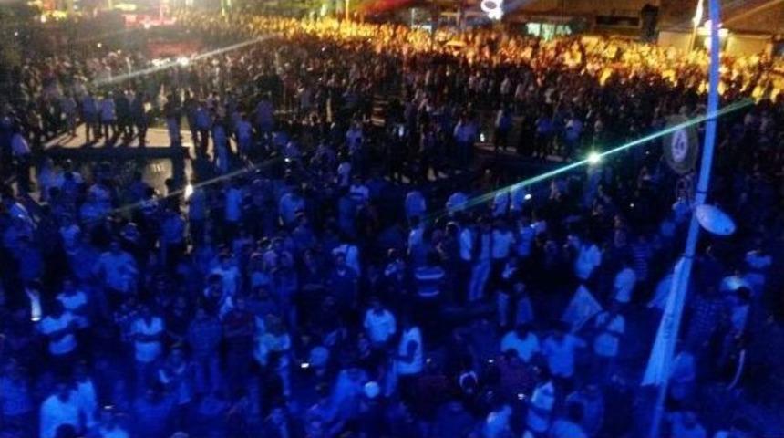 Bolu&rsquo;da Askeri Kalkışmaya Binlerce Kişi Tepki G&ouml;sterdi