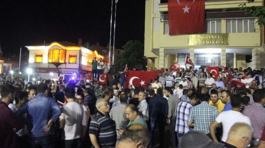 Tavşanlı&rsquo;da 10 Bin Kişi Sokağa D&ouml;k&uuml;ld&uuml;