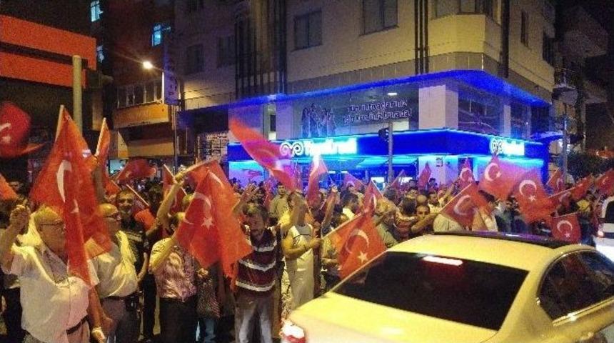 Balıkesir Darbecilere Karşı Tek Y&uuml;rek
