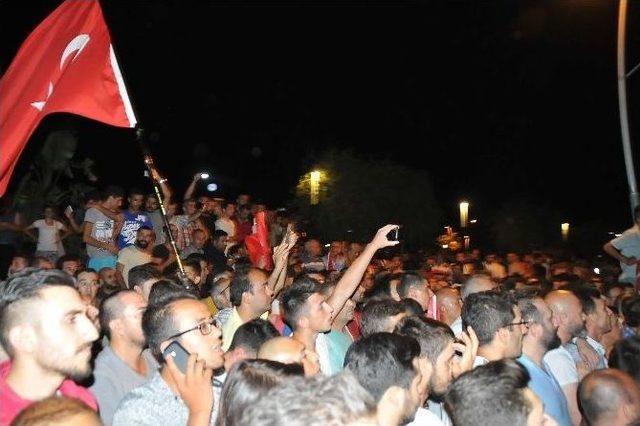 Cumhurbaşkanı’na Destek İçin Vatandaşlar Marmaris’e Akın Etti