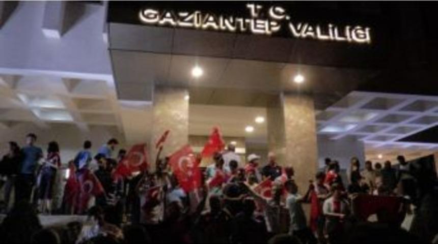 Gaziantep Valiliği &Ouml;n&uuml;ndeki N&ouml;bete Başbakan Yardımcısı Şimşek De Katıldı