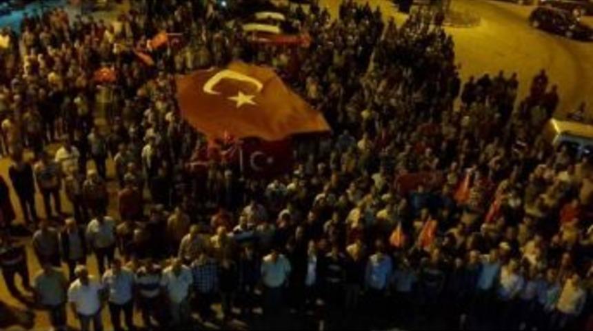 Pazarlarlılar Darbe Girişimine Tepki G&ouml;sterdi