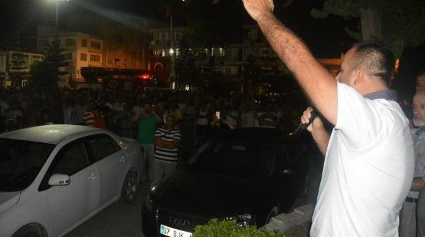 Demre&rsquo;de Binlerce Kişi Sokakta N&ouml;bet Tutuyor
