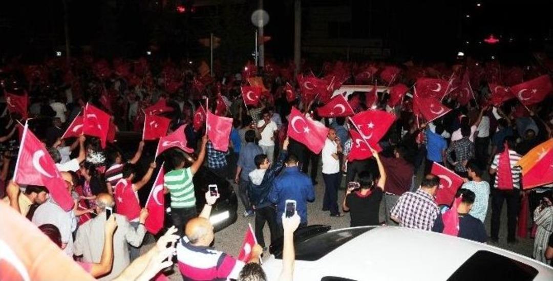 Binlerce Vanlı Sokağa D&ouml;k&uuml;ld&uuml;