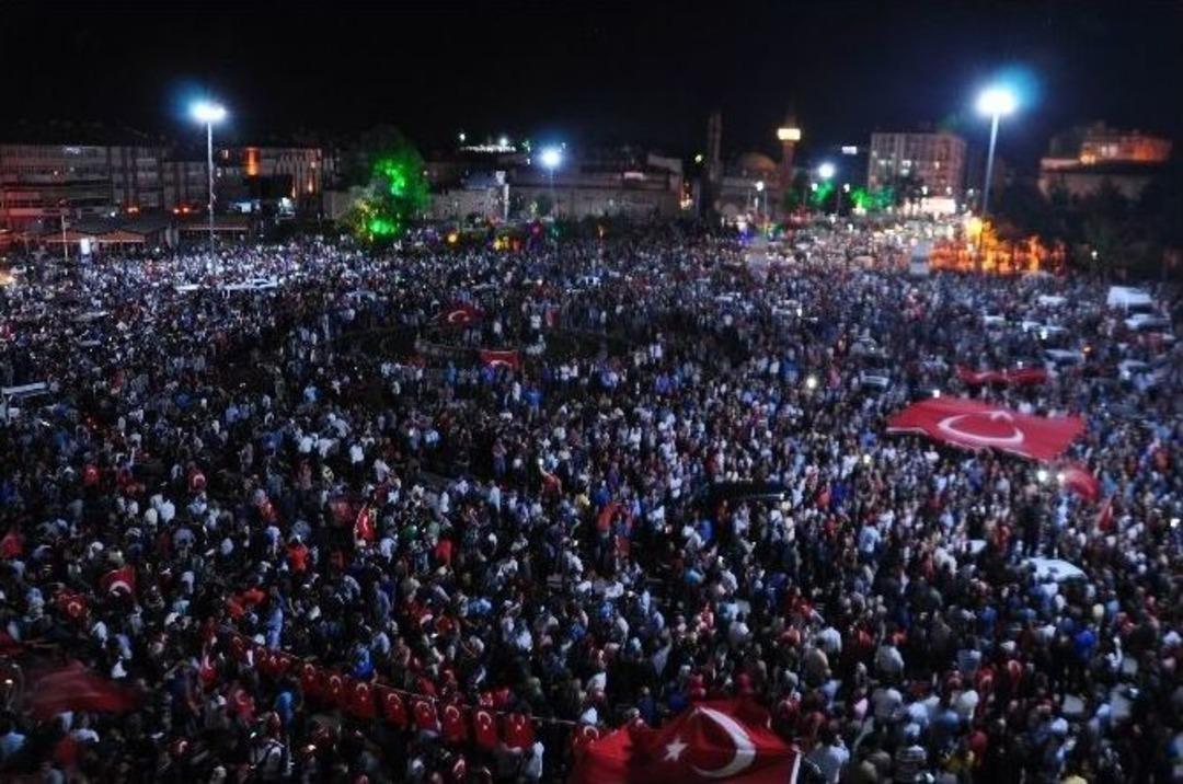 Sivas&rsquo;ta Binlerce Kişi Sokaklara D&ouml;k&uuml;ld&uuml;