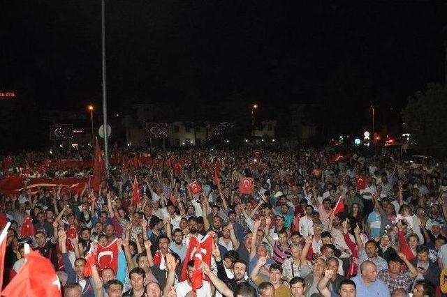 Bozüyüklüler Darbe Girişimine Karşı Sokaklara Döküldü