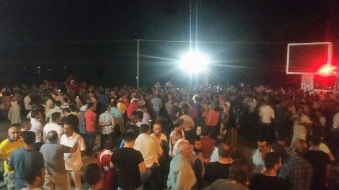 Kuşadası&rsquo;nda Vatandaşlar Sokağa &Ccedil;ıktı