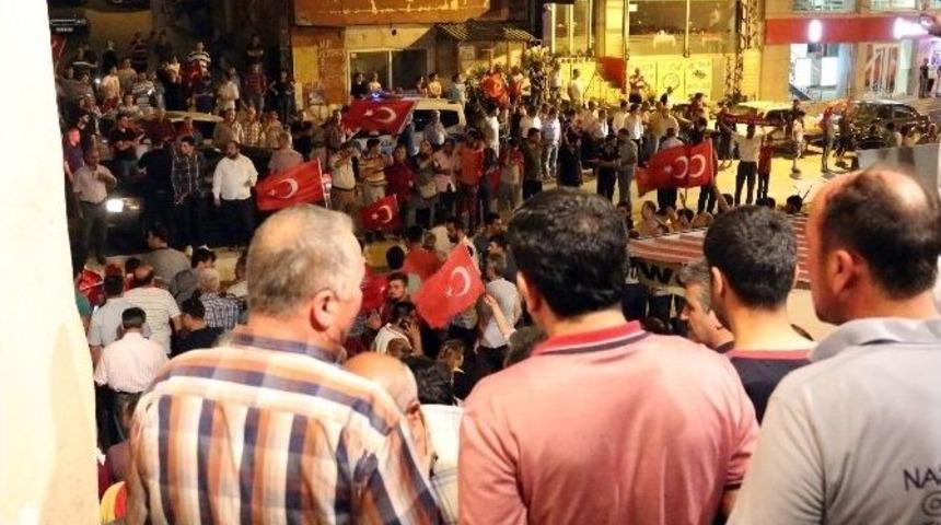 Hatay&rsquo;da Darbe Girişimine İstiklal Marşı İle Tepki