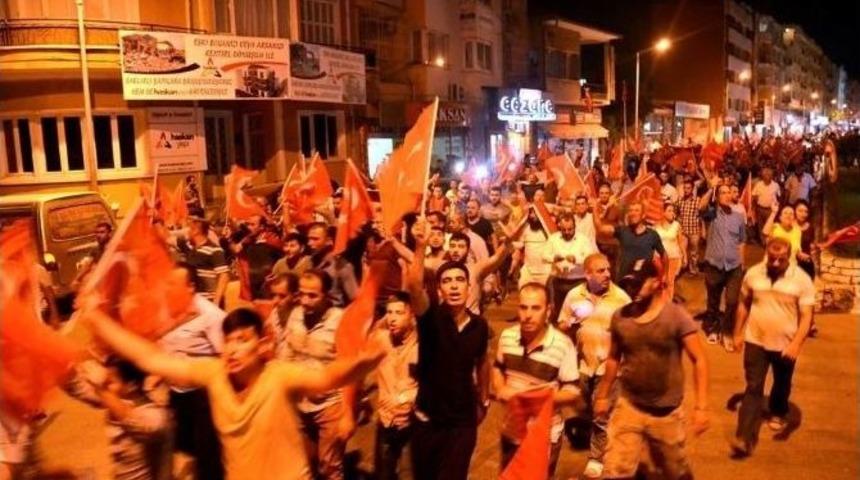 S&ouml;ke&rsquo;de Darbeye Karşı Gece Y&uuml;r&uuml;y&uuml;ş&uuml;
