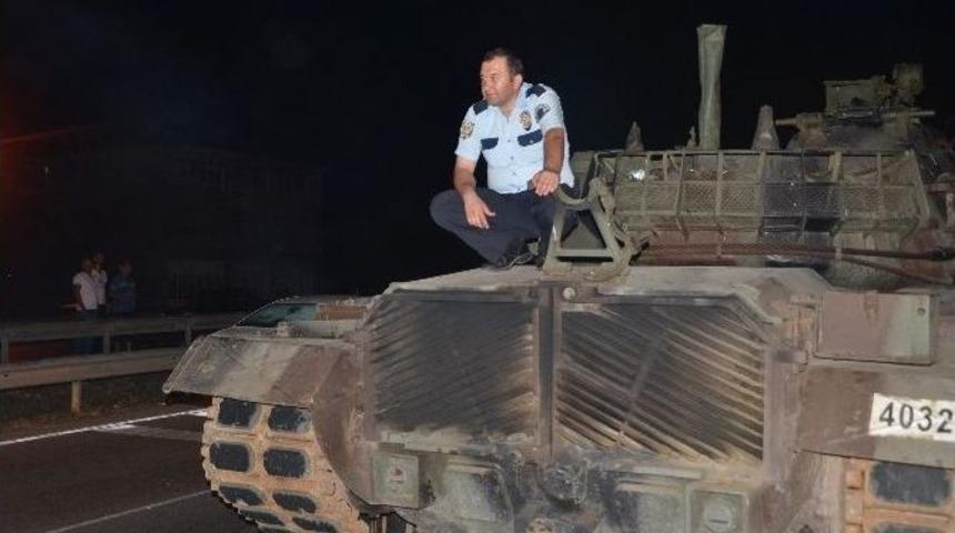 Halkın Durdurduğu Tankların İ&ccedil;erisindeki Askerler Polis Tarafından G&ouml;zaltına Alındı