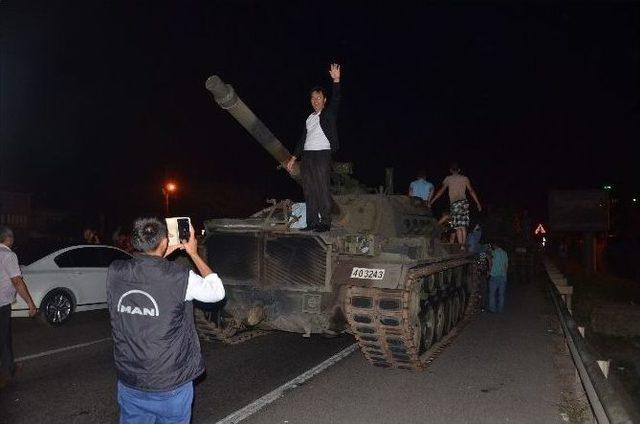 Halkın Durdurduğu Tankların İçerisindeki Askerler Polis Tarafından Gözaltına Alındı