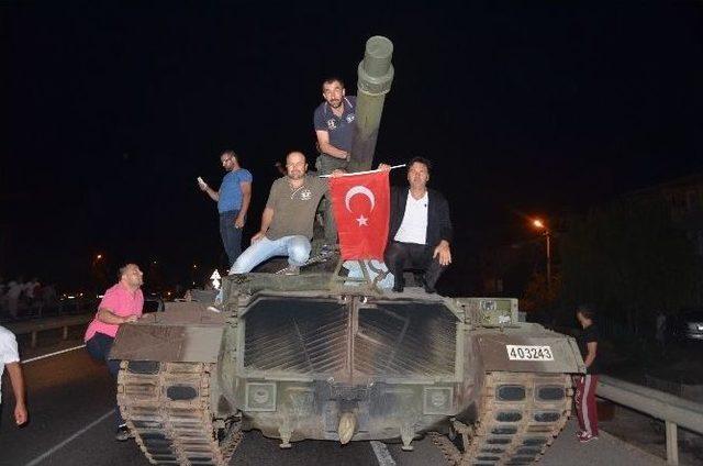 Halkın Durdurduğu Tankların İçerisindeki Askerler Polis Tarafından Gözaltına Alındı