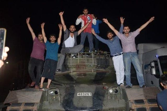 Halkın Durdurduğu Tankların İçerisindeki Askerler Polis Tarafından Gözaltına Alındı