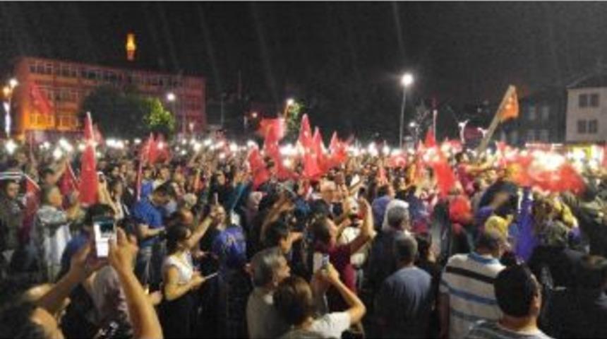 Bartın&rsquo;da Vatandaşlar Meydanlara Akın Etti