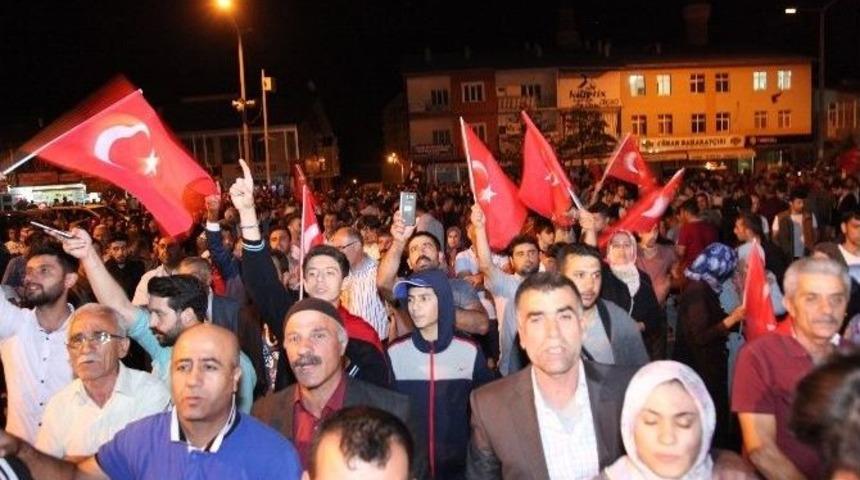 Ahlatlılar Darbe Girişime Karşı Sokaklara D&ouml;k&uuml;ld&uuml;