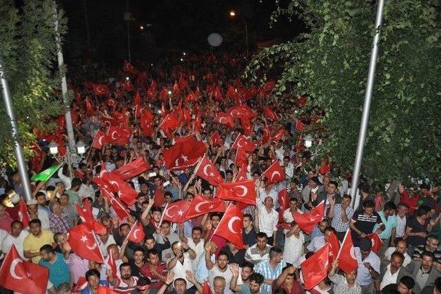 Muş’ta Binlerce Kişi Sokağa Döküldü