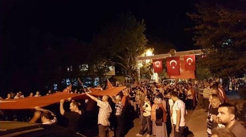 Kuyucak Halkı Demokrasiye Sahip &Ccedil;ıkıyor