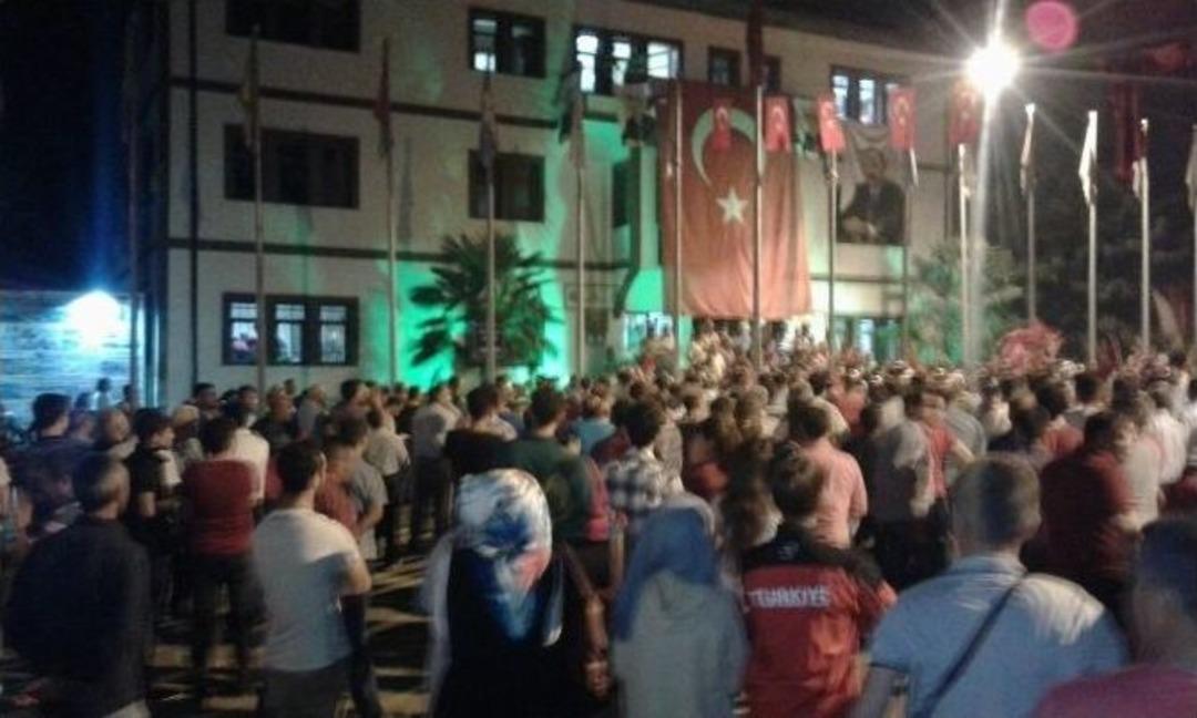 Osmanelililer Darbe Girişimine Karşı Sokağa D&ouml;k&uuml;ld&uuml;