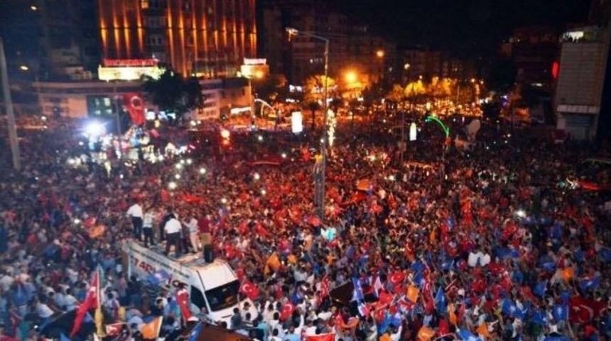 Darbe Girişiminin Olduğu Meydanda İstiklal Marşı Linci