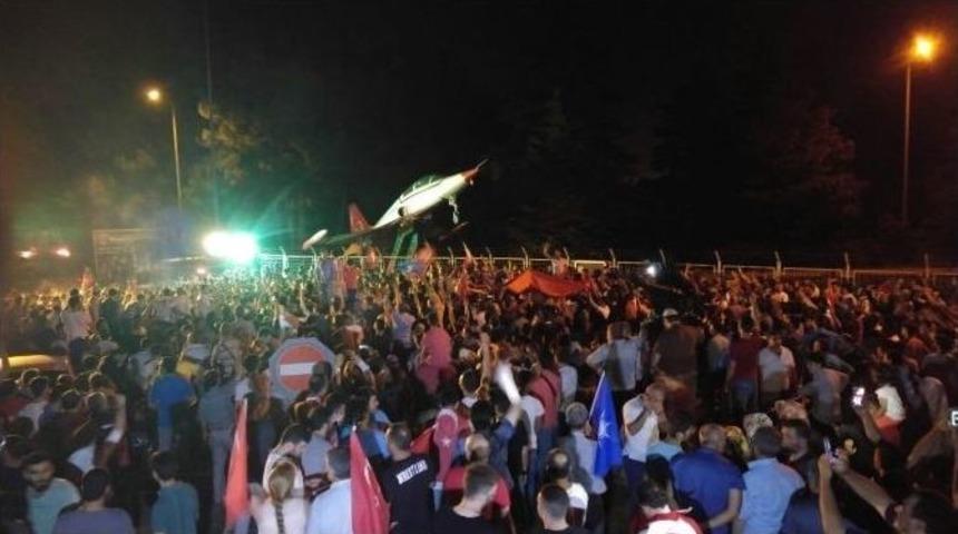 Bursa&rsquo;da Sokağa D&ouml;k&uuml;len Binlerce Vatandaş Hava Ulaştırma Okul Komutanlığı &Ouml;n&uuml;nde Toplanıp İ&ccedil;eriye Girmek İstedi