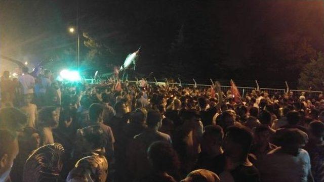 Bursa’da Sokağa Dökülen Binlerce Vatandaş Hava Ulaştırma Okul Komutanlığı Önünde Toplanıp İçeriye Girmek İstedi 1