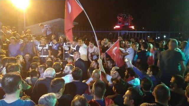 Bursa’da Sokağa Dökülen Binlerce Vatandaş Hava Ulaştırma Okul Komutanlığı Önünde Toplanıp İçeriye Girmek İstedi 2