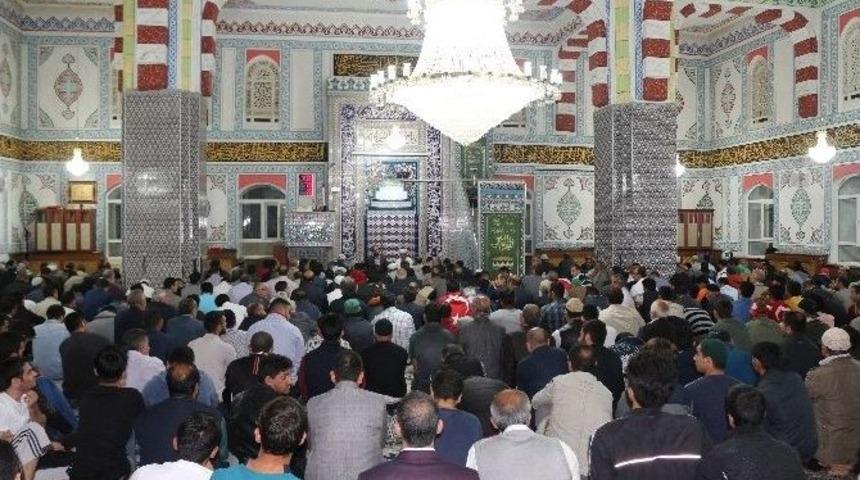 Ağrılılar Sabah Ezanında Camilerde Toplandı