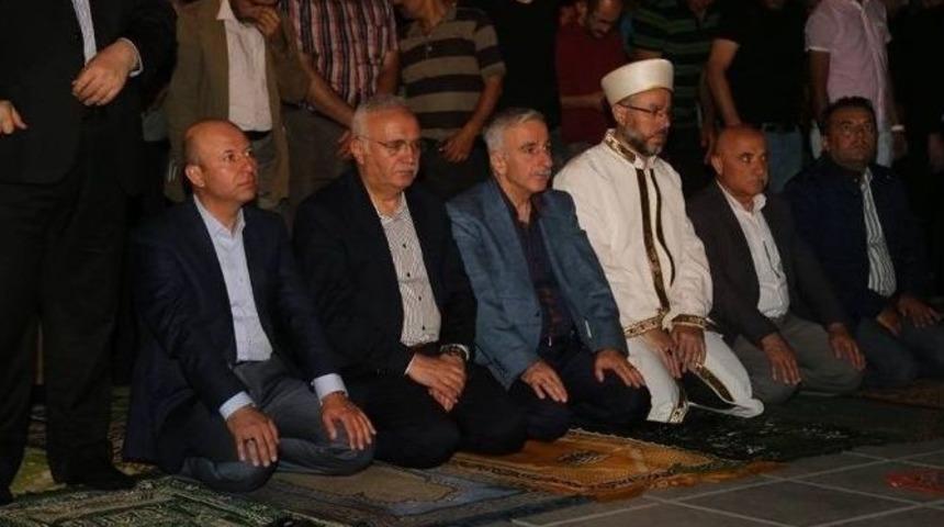 Vali Süleyman Kamçı Bürüngüz Camii Önünde Halka Hitap Etti