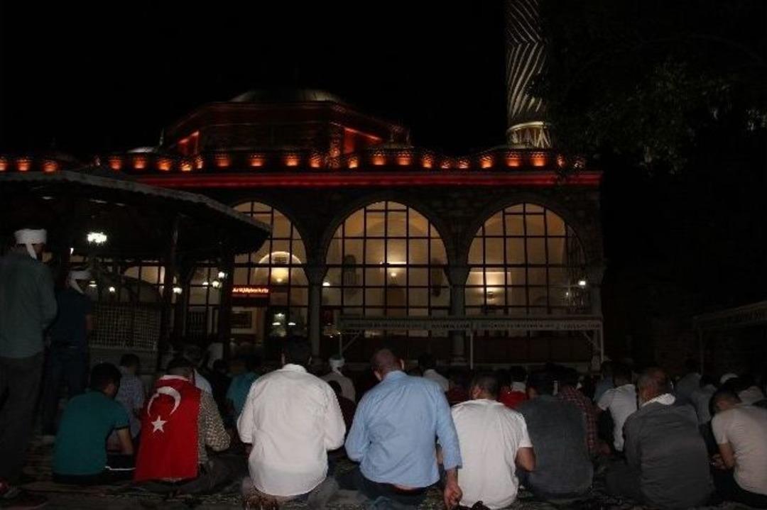 Manisalılar Demokrasi N&ouml;betinde