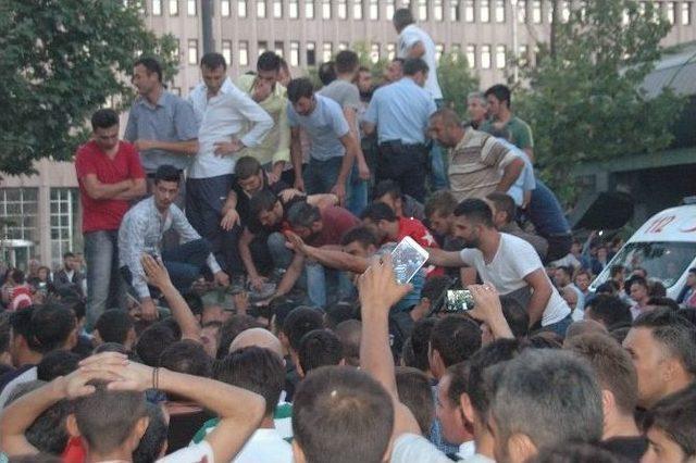 Sıhhıye’de Linç Edilmek İstenilen Asker Tank İçinde Mahsur Kaldı