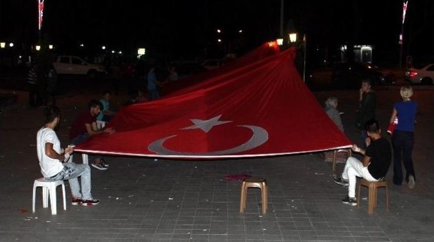 Gençler Ve Çocuklar Darbeye Karşı Dev Bayrakla Bekledi