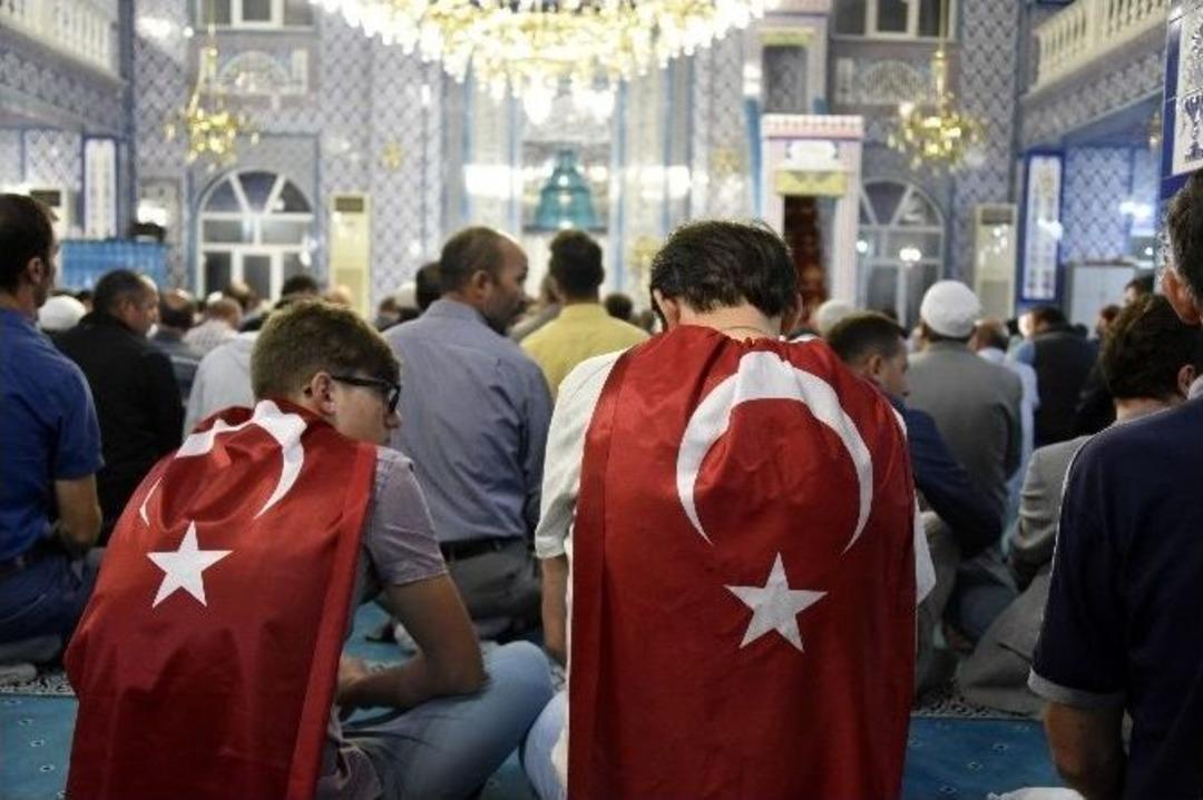 G&uuml;m&uuml;şhaneliler Camilere Akın Etti