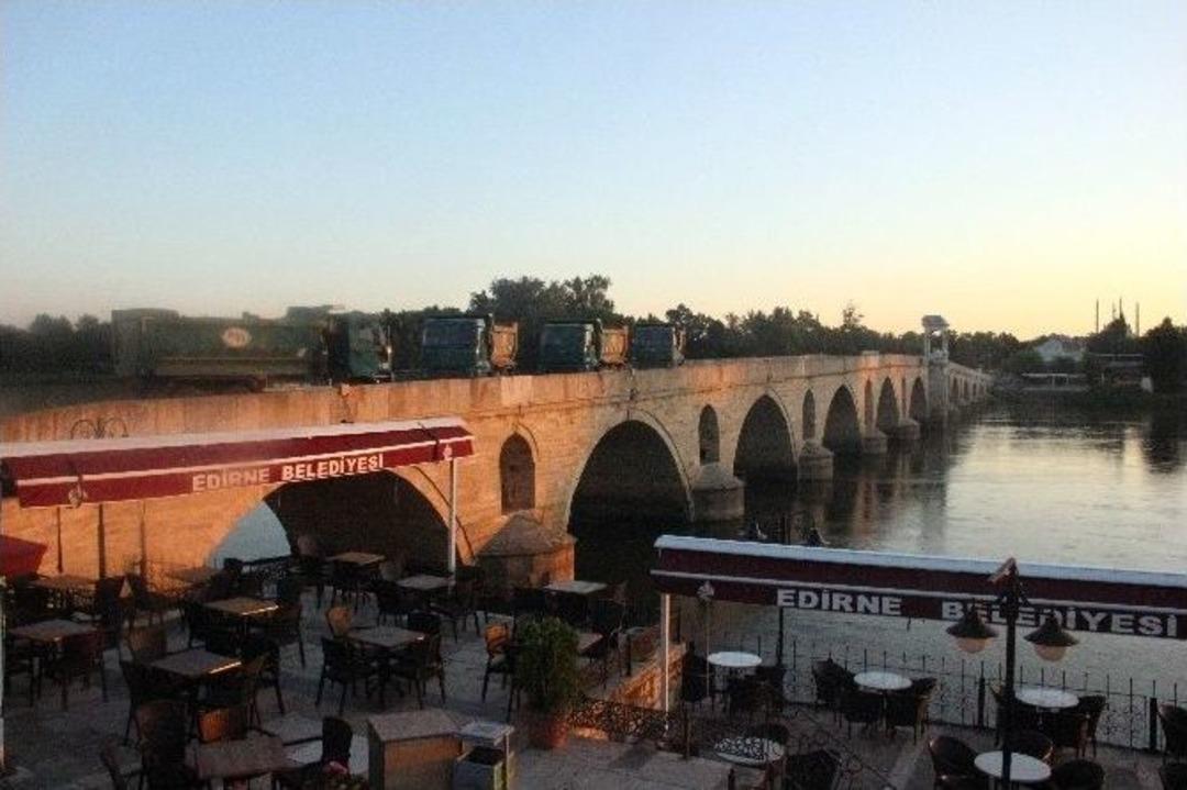 Tarihi K&ouml;pr&uuml;lere Kamyonlar &Ccedil;ekildi, Uluslararası Yol Ge&ccedil;işlere Kapatıldı