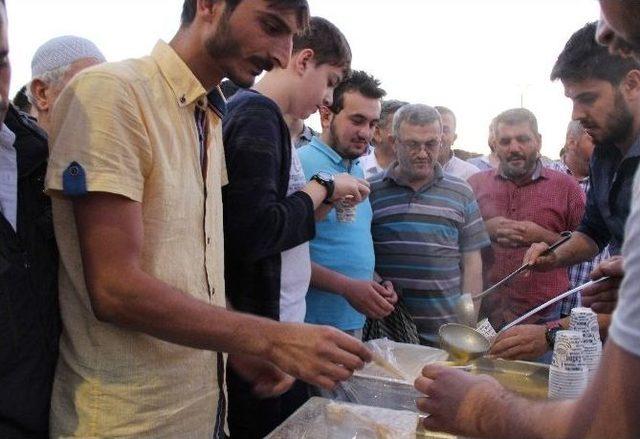 Halk Kent Meydanında Sabah Namazı Kıldı