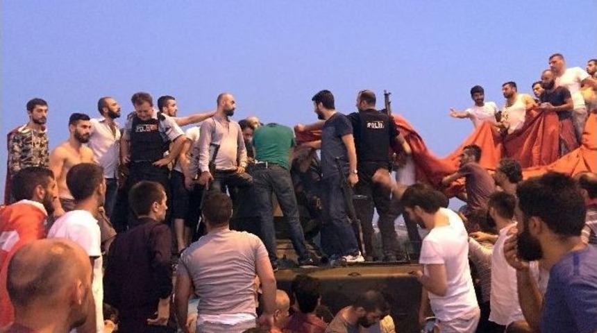 Tankın İ&ccedil;inde Mahsur Kalan Askerleri Lin&ccedil;ten Polis Kurtardı