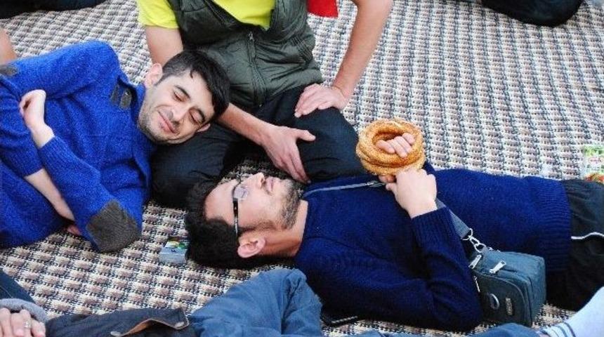 Afyonkarahisarlılar Geceyi Sokakta Ge&ccedil;irdi