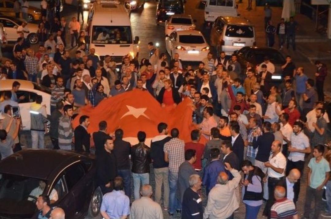 Darbe Girişimine Karşı Halk Sokağa D&ouml;k&uuml;ld&uuml;