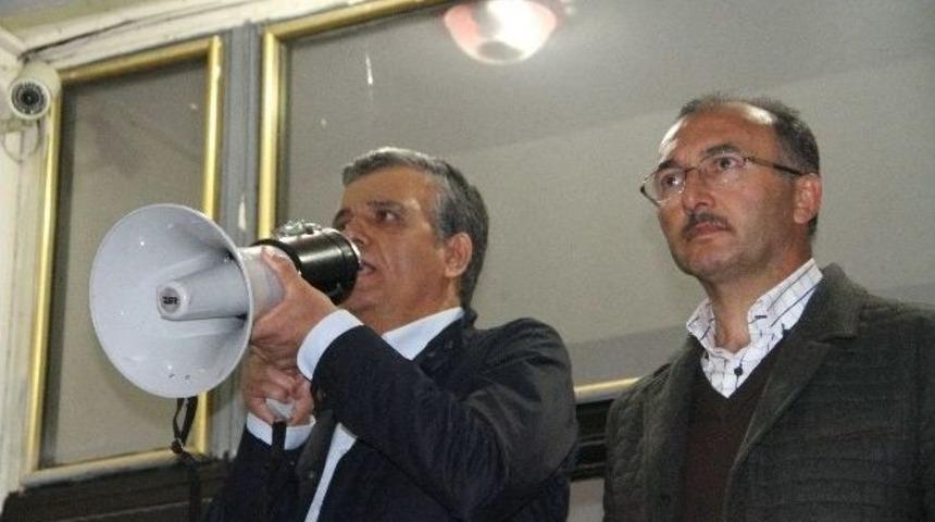 Ardahan Valisi İbrahim &Ouml;zefe, &lsquo;bu Y&uuml;rek Toplu Vurduk&ccedil;a, Ardahan Burada Olduk&ccedil;a, Bu Milletin &Ouml;z&uuml;, Ruhu, Demokrasi Aşkı Burada Olduk&ccedil;a Cuntacıların Topu, T&uuml;feği, Tankı Bizleri Sindiremez Ve Sindiremedi&rsquo;