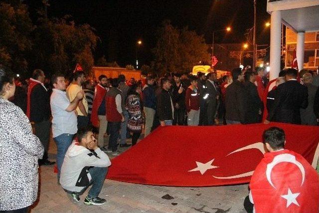 Ardahan Valisi İbrahim Özefe, ‘bu Yürek Toplu Vurdukça, Ardahan Burada Oldukça, Bu Milletin Özü, Ruhu, Demokrasi Aşkı Burada Oldukça Cuntacıların Topu, Tüfeği, Tankı Bizleri Sindiremez Ve Sindiremedi’