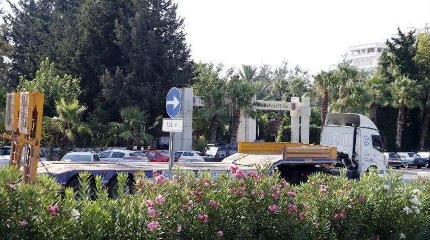 Antalya İl Jandarma Komutanlığı &Ouml;n&uuml;ne Paletli Nakliye Tır&rsquo;ı &Ccedil;ekildi