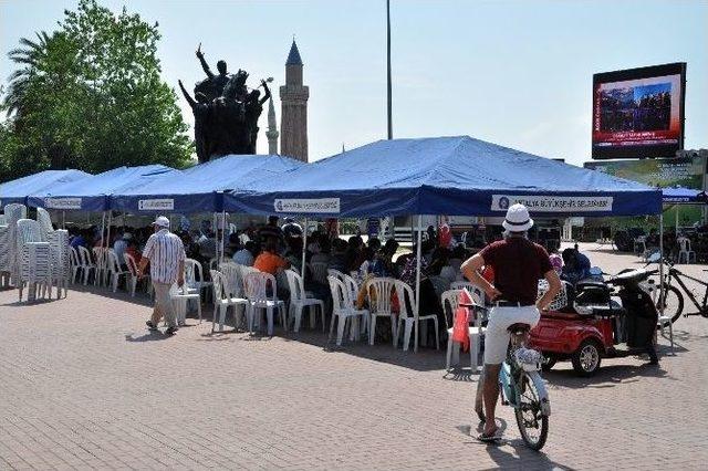 Cumhuriyet Meydanı’nda Dev Ekranda Canlı Yayın