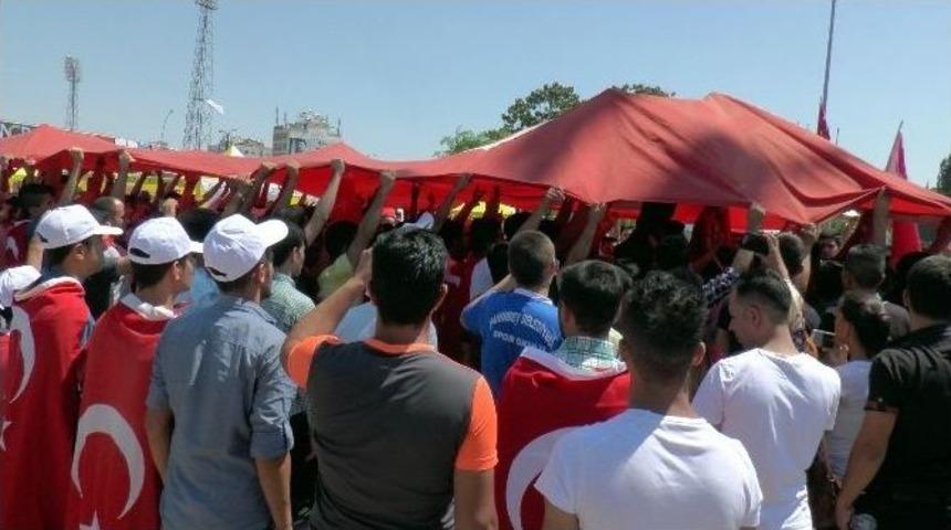 Gaziantepliler Demokrasiye Sahip &Ccedil;ıktı