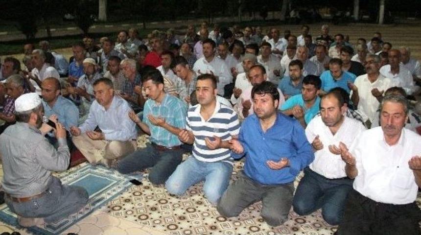 Demokrasiye Sahip &Ccedil;ıkan Arabanlı Vatandaşlar Sabah Namazını Recep Tayyip Erdoğan Parkında Kıldı