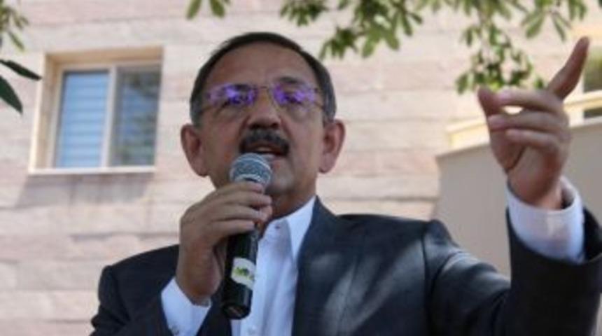 &Ccedil;evre Ve Şehircilik Bakanı &Ouml;zhaseki, Valilik Binası &Ouml;n&uuml;nden Hemşehrilerine Seslendi