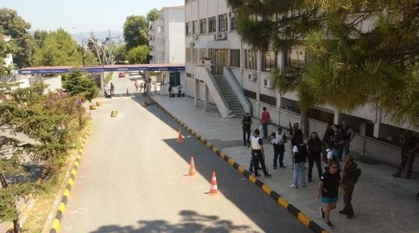 G&ouml;lc&uuml;k Donanma Komutanlığı&rsquo;na Polis Girdi