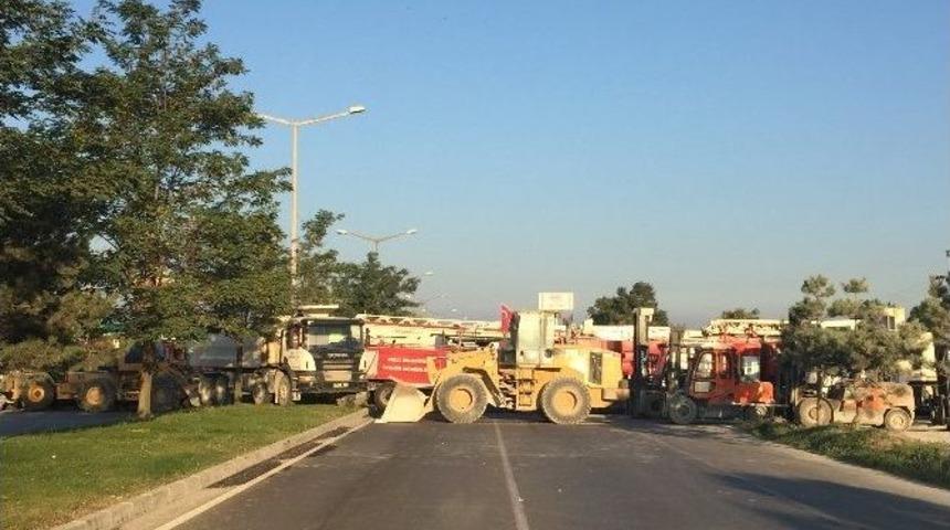 Bolu Komando Tugayı Birliklerinin &Ouml;n&uuml; İş Makineleriyle Kapatıldı