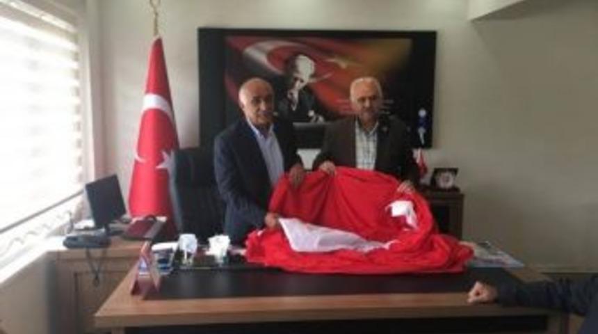 &Ccedil;ıldır G&ouml;l Festivaline Devasa T&uuml;rk Bayrağı