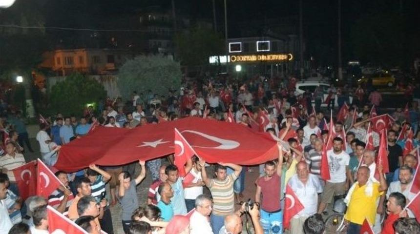 Vatandaşlar Bozyazı&rsquo;da Sokaklara D&ouml;k&uuml;ld&uuml;