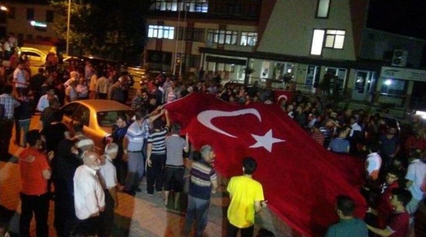 Doğanşehir&rsquo;de De Binlerce Kişi Sabaha Kadar Sokaktaydı