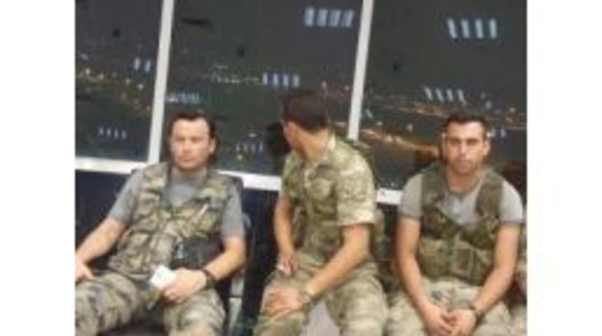 Darbeci Askerler Kulede Fotoğraf &Ccedil;ektirdi